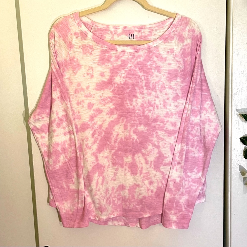 Gap. Women size M. Pink watermark shirt.